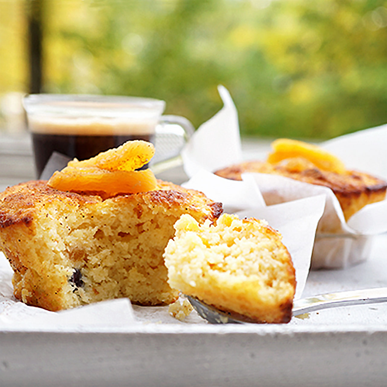 Gluten-free Apricot cupcakes without added sugar - Sukrin