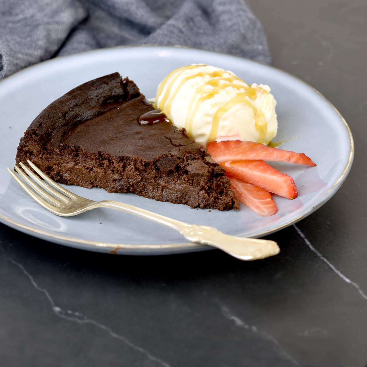 Black magic Chocolate cake without added sugar from Sukrin