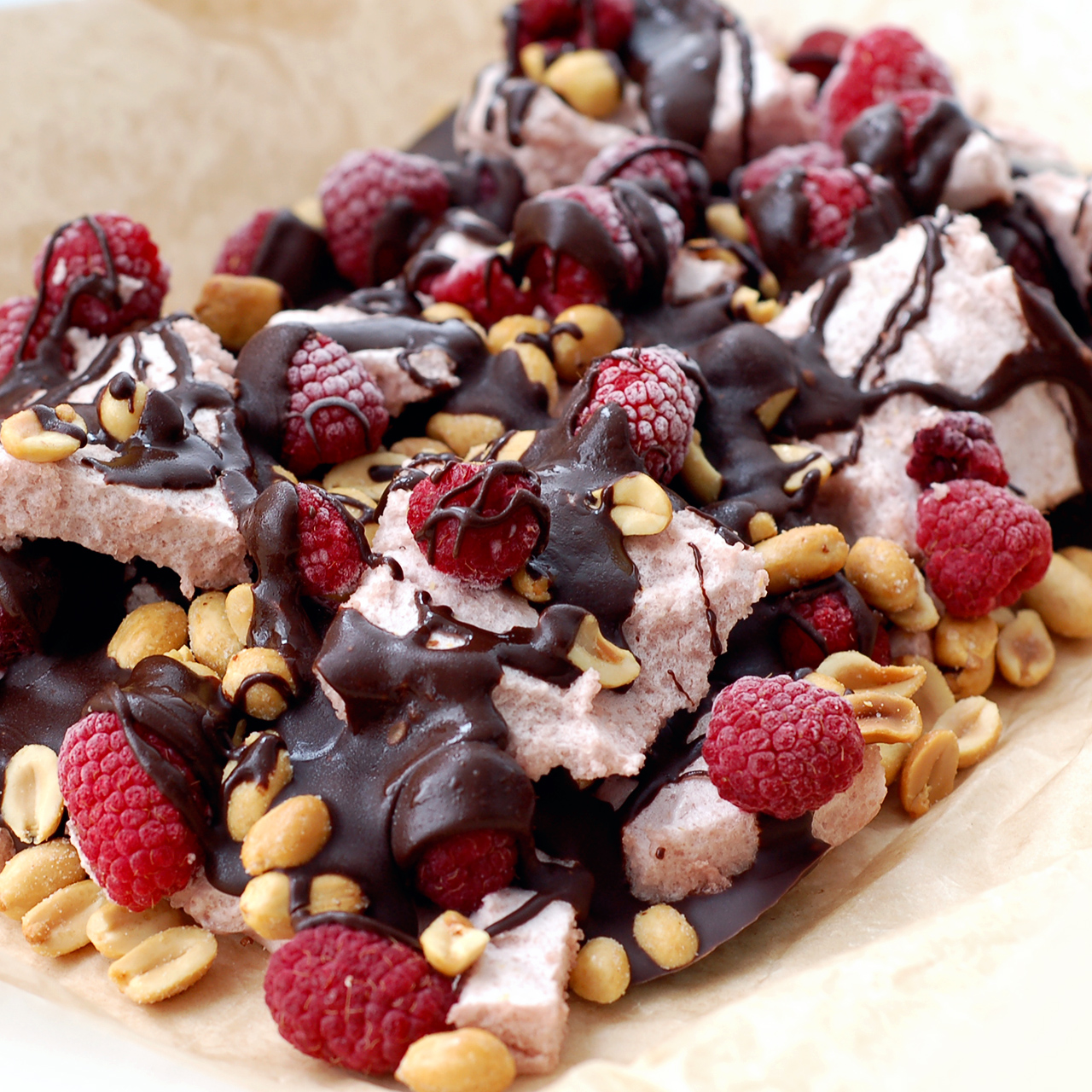 Sugar-free Rocky road with raspberries - Sukrin