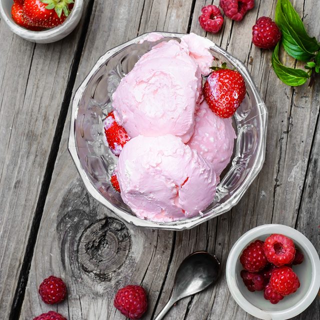 Quick and easy raspberry ice cream - Sukrin