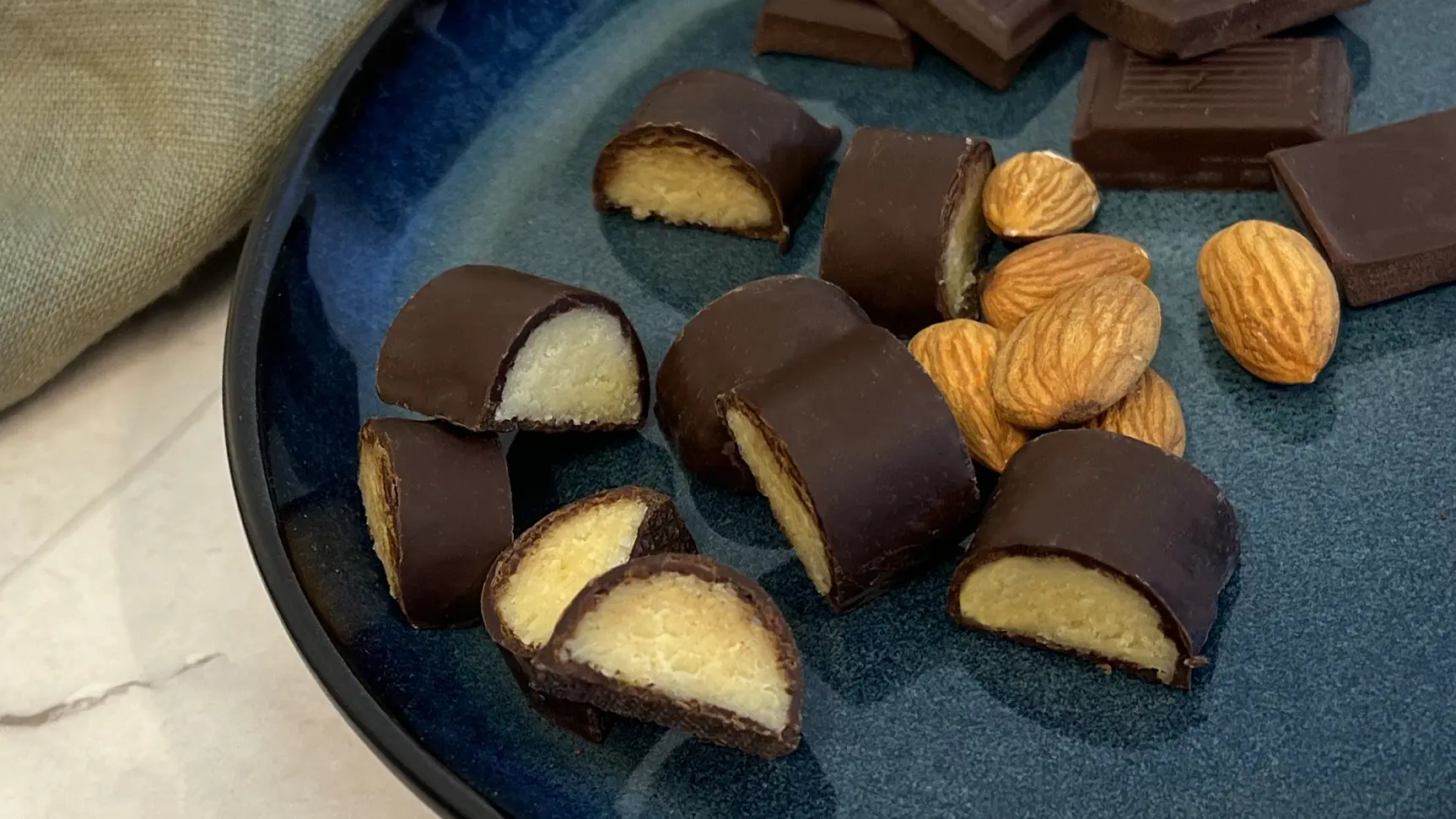 Biter av Sukrin Marzipan bar.